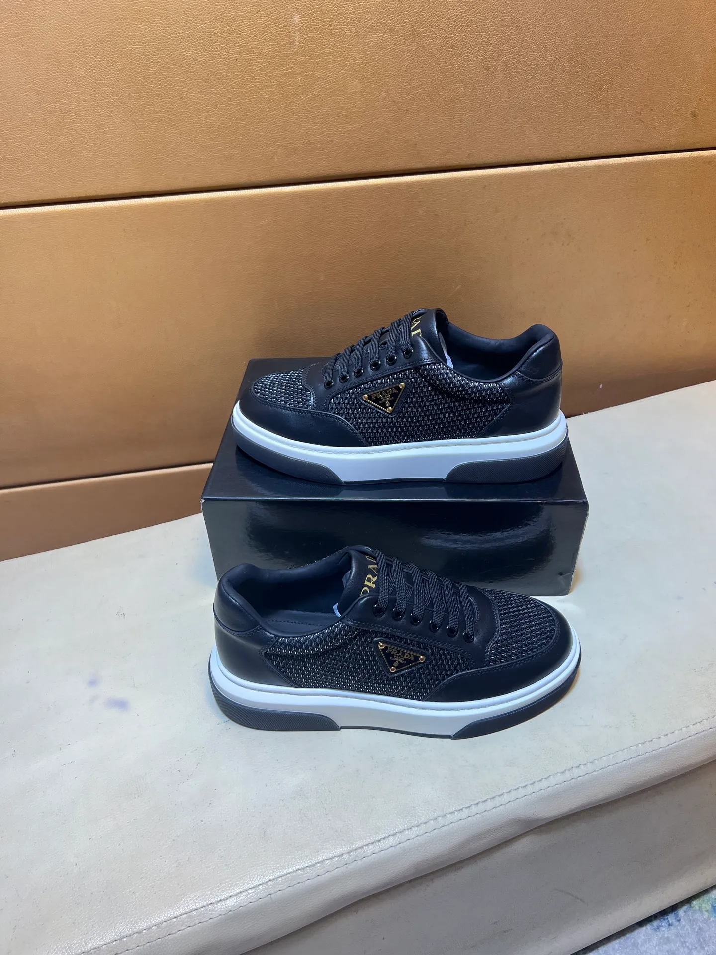pp560💰👑👑《PRADA》【Classic Original Version】Prada: Top 🔝 Purchasing Agent 🔍🔍Sold at the latest men’s counter simultaneously, imported high-quality original version from Italy 🇮🇹: 🔝Brand silk calfskin·Shoe height, brand logo·Brand high mercerized canvas cloth·Tongue screen printing Brand logo: Prominent (high-end, extravagance, class), exquisite workmanship (imported Italian 🇮🇹 water-based mesh lining, 🐂cowhide feet), soles: original soles specially provided by the original factory, double-layer movable molding: transparent air cushion bottom, environmentally friendly, wear-resistant, ultra-light, comfortable, 🌲🌲🌲, real-life photos 🎬The real ones are more beautiful Flying code number 38-44